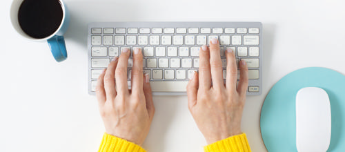 billede af hænder på tastatur